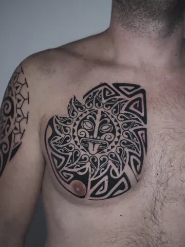 Fotografia real de un tatuaje blackout y geometría en Arkadia