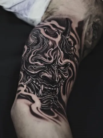 Fotografia real de un tatuaje blackout y geometría en Arkadia