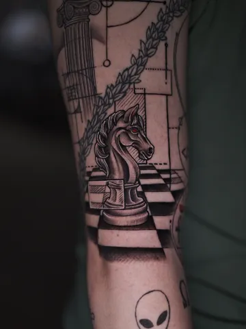 Fotografia real de un tatuaje blackwork en Arkadia