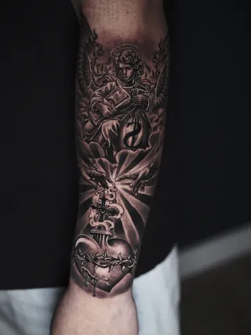 Fotografia real de un tatuaje blackwork en Arkadia