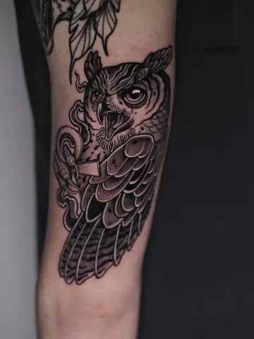 Fotografia real de un tatuaje blackwork en Arkadia