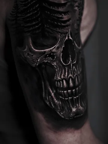 Fotografia real de un tatuaje blackwork en Arkadia