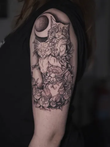 Fotografia real de un tatuaje blackwork en Arkadia