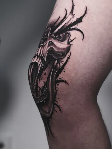 Fotografia real de un tatuaje blackwork en Arkadia