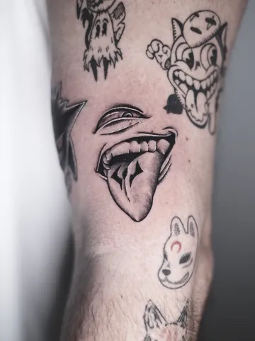Fotografia real de un tatuaje blackwork en Arkadia