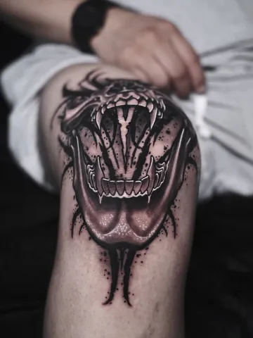 Fotografia real de un tatuaje blackwork en Arkadia