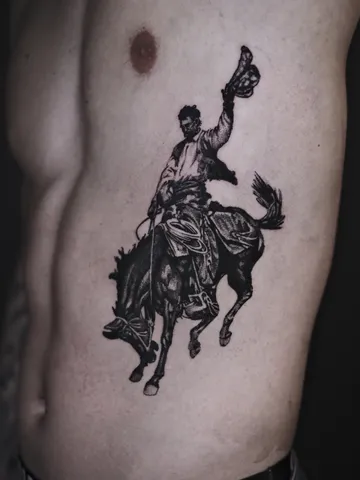 Fotografia real de un tatuaje blackwork en Arkadia