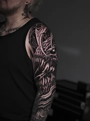 Fotografia real de un tatuaje blackwork en Arkadia