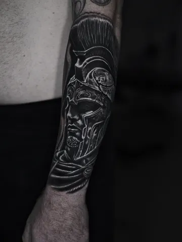 Fotografia real de un tatuaje blackwork en Arkadia