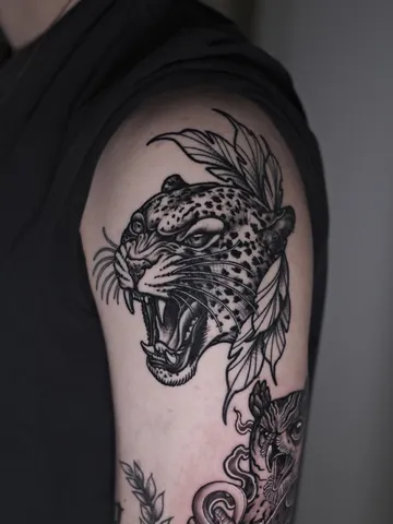 Fotografia real de un tatuaje blackwork en Arkadia