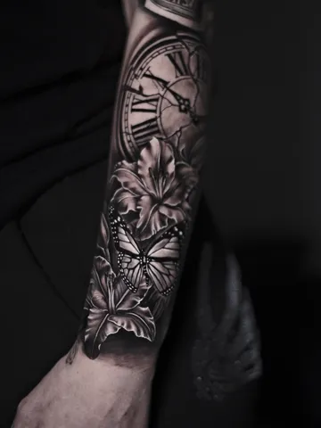 Fotografia real de un tatuaje blackwork en Arkadia