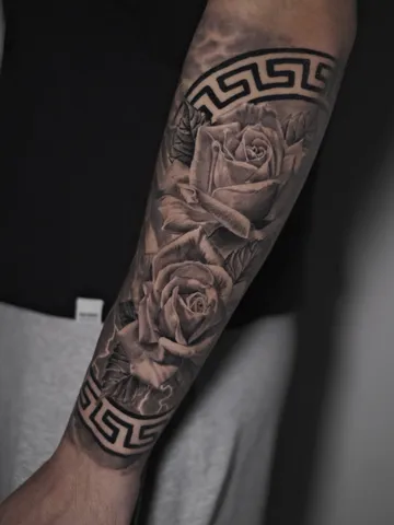 Fotografia real de un tatuaje blackwork en Arkadia