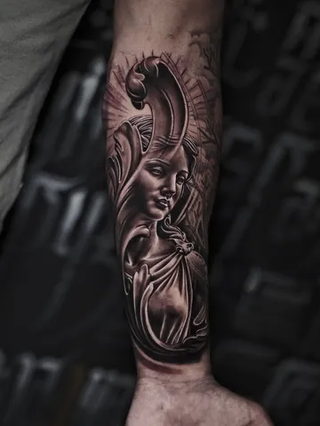 Fotografia real de un tatuaje blackwork en Arkadia