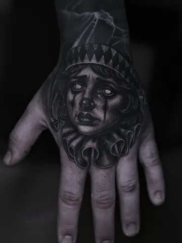 Fotografia real de un tatuaje blackwork en Arkadia