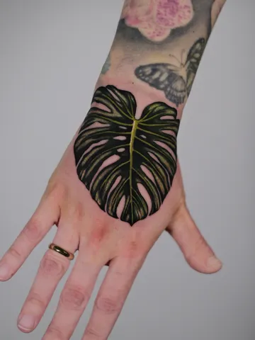 Fotografia real de un tatuaje fine line en Arkadia
