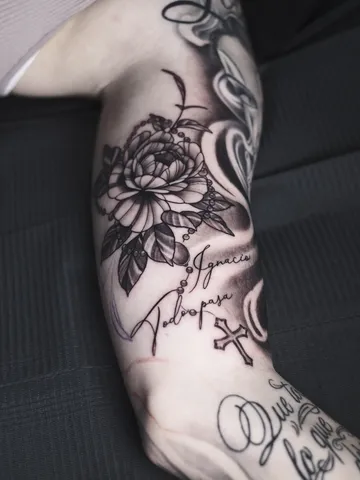 Fotografia real de un tatuaje fine line en Arkadia