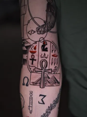 Fotografia real de un tatuaje fine line en Arkadia