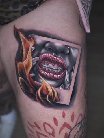 Fotografia real de un tatuaje neo-tradicional en Arkadia