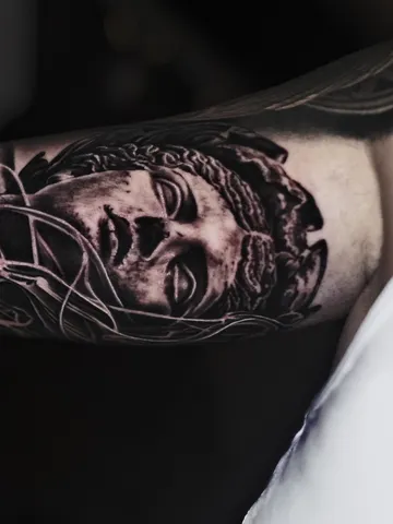 Fotografia real de un tatuaje realismo en Arkadia