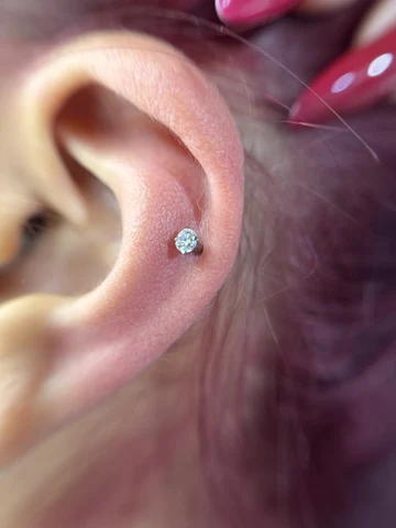 Piercing en la oreja con joya de titanio