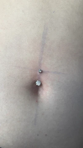 Piercing en el ombligo con joya de titanio