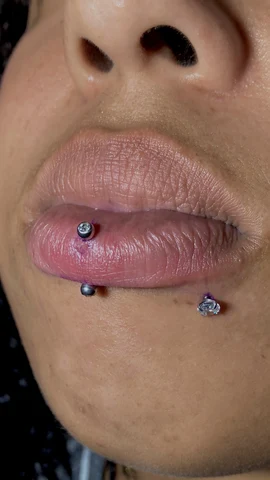 Piercings en el labio con joyería