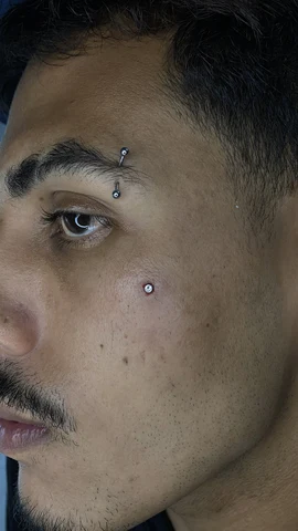 Piercings faciales con joyería