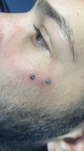 Piercings en la mejilla con joyería