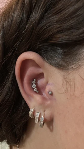 Composición de piercings en la oreja