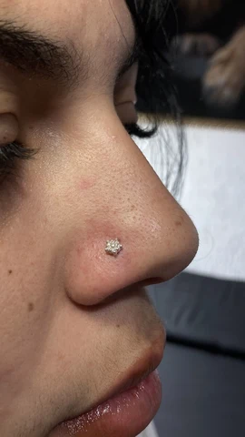 Piercing en la nariz con joya de titanio