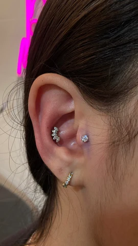 Composición de piercings en la oreja