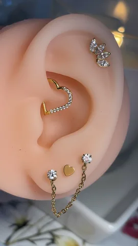 Piercings en la oreja con joyería en cadena