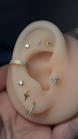 Piercings en la oreja con luna y estrella