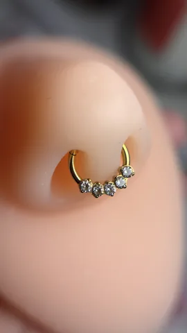 Piercing orbital en la oreja con aro de titanio