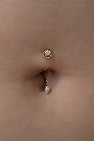Piercing en el ombligo con joya de titanio