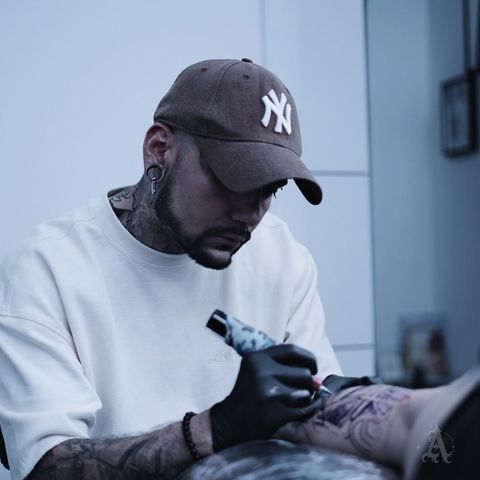 Freddy tatuando en Arkadia