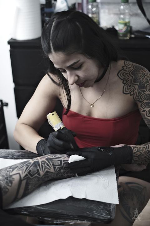 Juliana Villegas tatuando en Arkadia