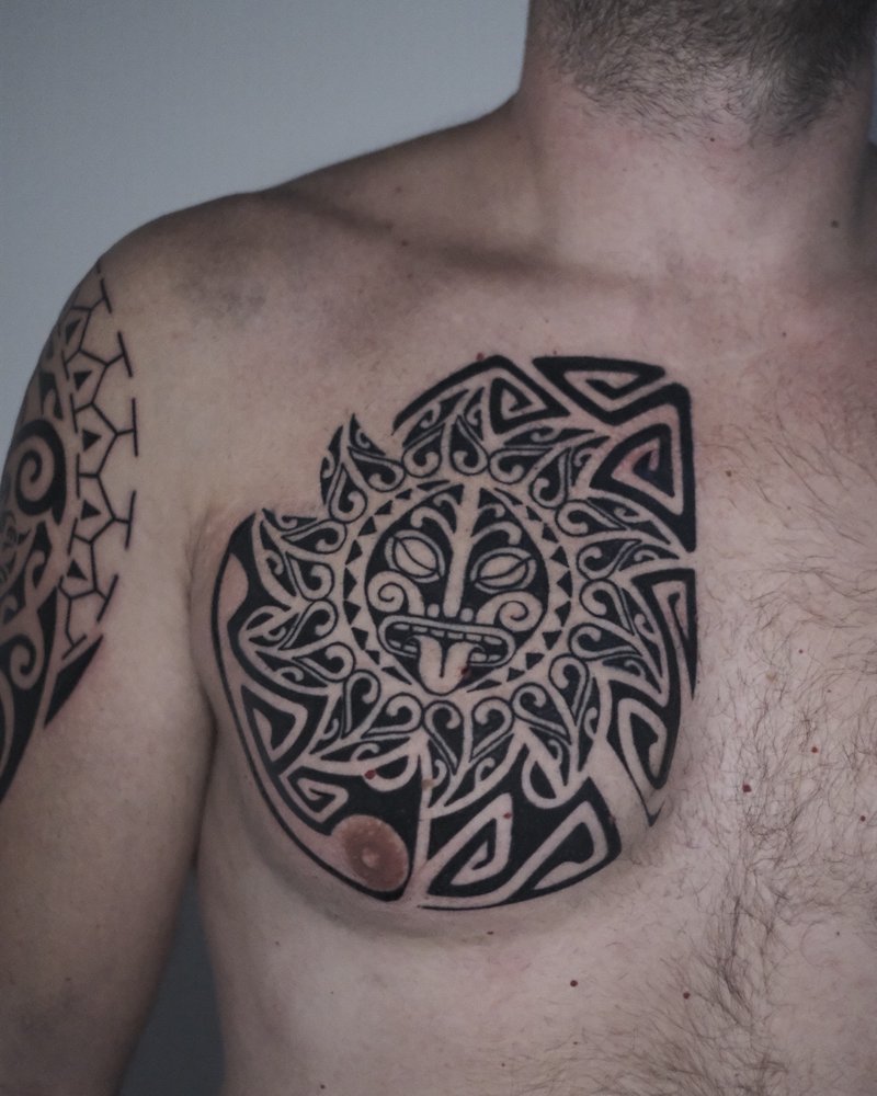 Tatuaje de un nudo celta geométrico en el pecho