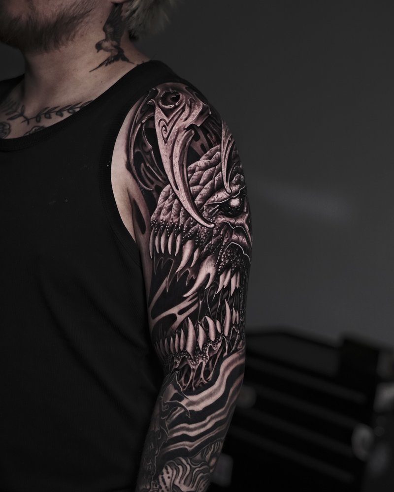Manga blackwork de brazo con figuras y motivos orgánicos