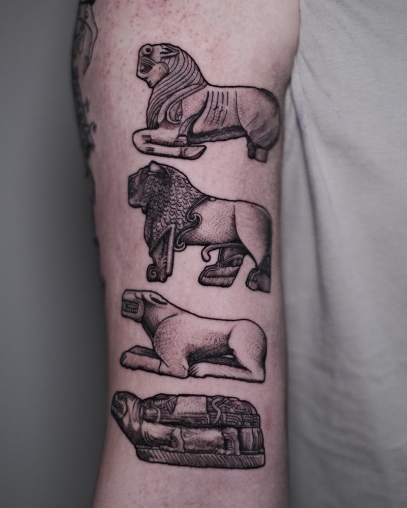 Tatuaje de línea fina con una serie de leones y figuras, en el antebrazo