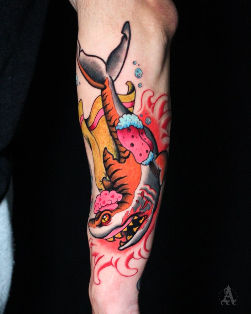 Tatuaje de un híbrido de tiburón y tigre en la pierna, neo-tradicional con color