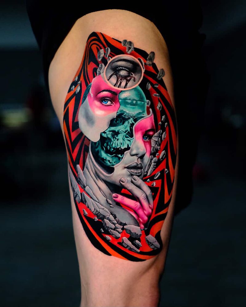 Tatuaje a color en el brazo: rostro femenino con calavera en rosa, verde y rojo