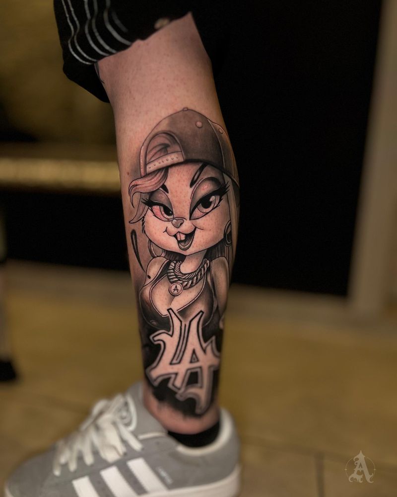 Tatuaje new school en la pantorrilla: personaje de dibujos con gorra y lettering estilo grafiti