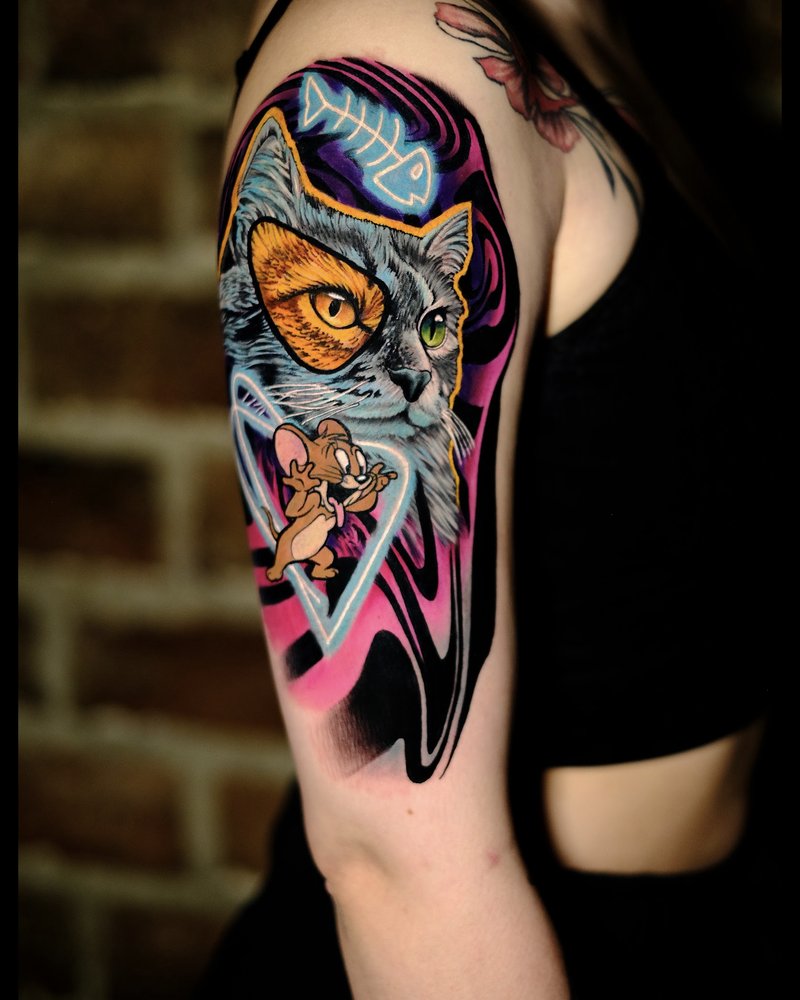 Tatuaje a color en el brazo con un personaje de anime, un tigre y formas