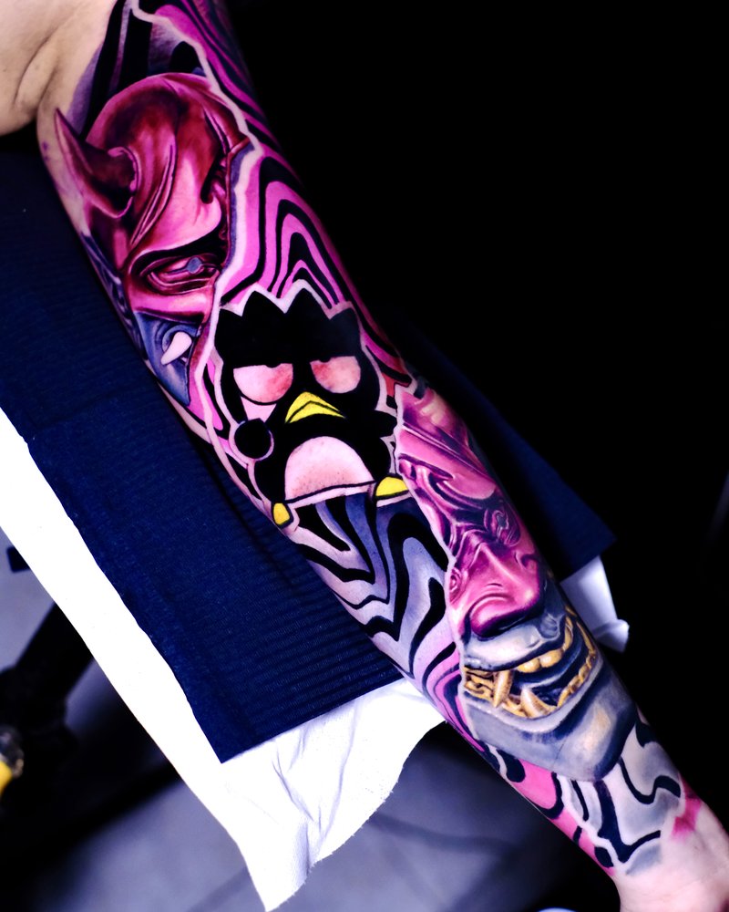 Tatuaje a color en el antebrazo: personajes y formas en rosa, morado y negro