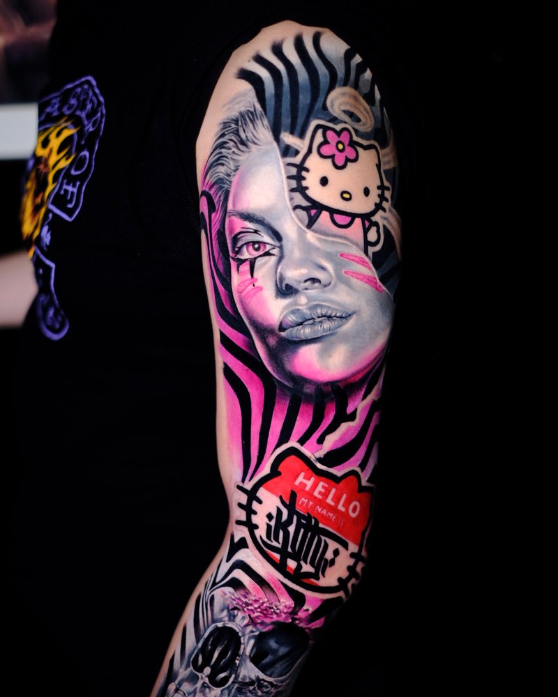 Manga de brazo a color: retrato femenino en rosa y negro junto a un personaje de dibujos