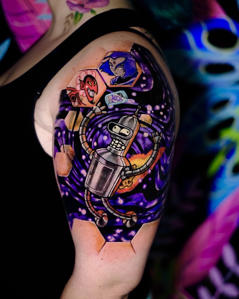 Tatuaje a color de un personaje con grafiti en el hombro