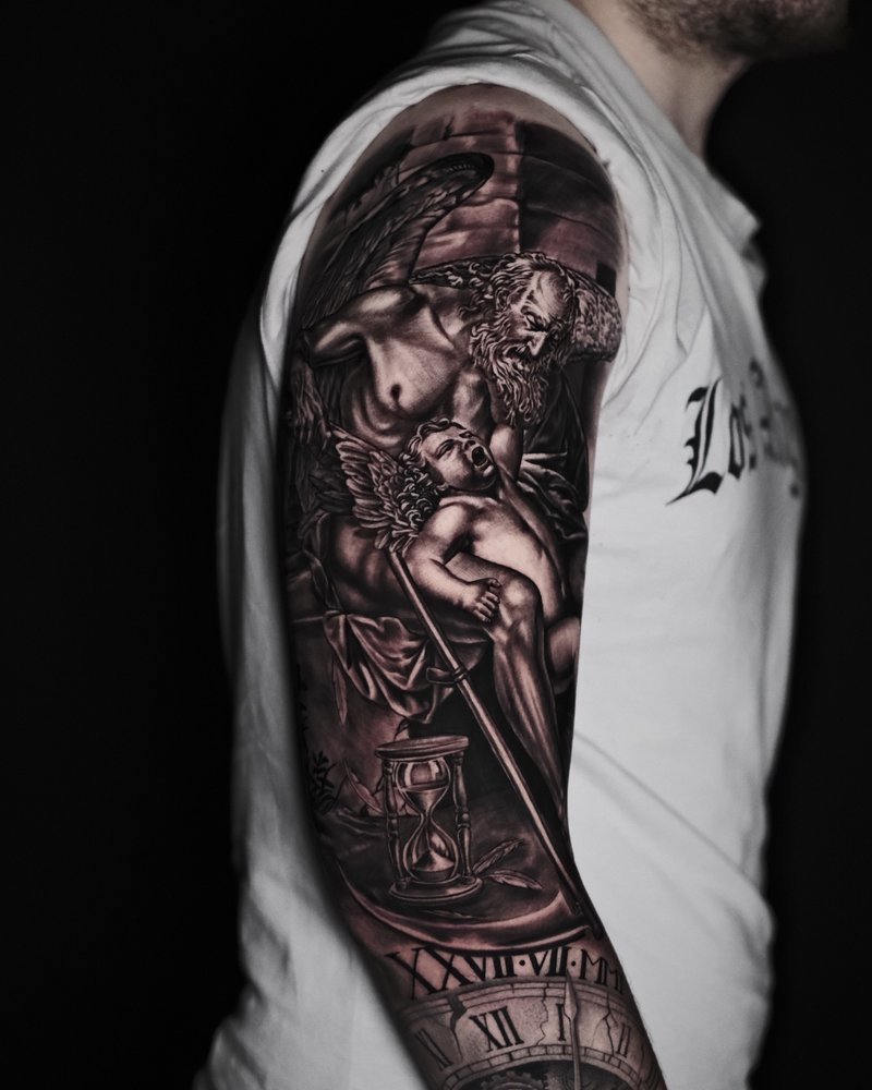 Manga de brazo en negro y gris: retrato, tulipanes y el lettering Amsterdam