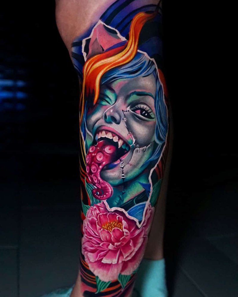Tatuaje realista a color en el antebrazo: rostro femenino en azul y rosa con una flor