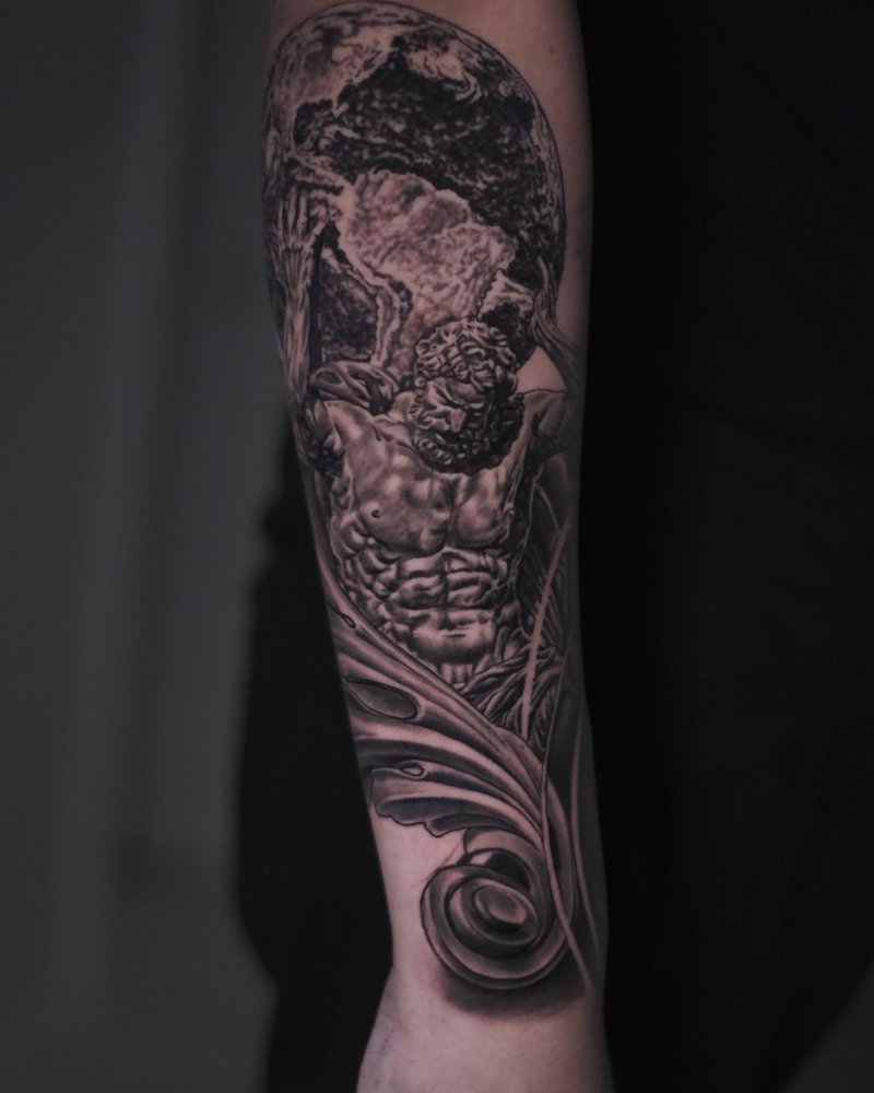 Tatuaje realista en negro y gris de un rostro femenino con plumas, en el antebrazo